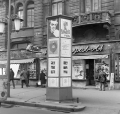 Magyarország, Budapest VII., Erzsébet (Lenin) körút, a 30-as számú ház előtt a Fővárosi Moziüzemi Vállalat (FŐMO) által forgalmazott film hirdetése., 1970, FŐFOTÓ, Budapest, Fortepan #214672