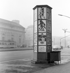 Magyarország, Budapest VII., Károly (Tanács) körút az Erzsébet (Engels) tér felé nézve. Előtérben a Fővárosi Moziüzemi Vállalat (FŐMO) által forgalmazott film hirdetése. Balra a Deák Ferenc téri evangélikus templom., 1970, FŐFOTÓ, Budapest, Fortepan #214676