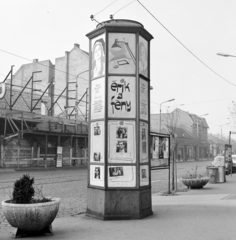 Magyarország, Budapest IV., Árpád út, a Fővárosi Moziüzemi Vállalat (FÖMO) által forgalmazott film hirdetése. A túloldalon balra az Alkotmány mozi., 1970, FŐFOTÓ, Budapest, Fortepan #214678