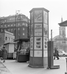 Magyarország, Budapest VIII.,Budapest IX., Kálvin tér a Múzeum utca és a Baross utca közötti tűzfal előtt. A Fővárosi Moziüzemi Vállalat (FŐMO) által forgalmazott film hirdetése mögött balra az Állami Biztosító központi épülete, jobbra a református templom., 1970, FŐFOTÓ, Budapest, Fortepan #214680