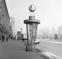 Magyarország, Budapest XIV., Örs vezér tere a Kerepesi úttól a Bolgárkertész (Martos Flóra) utca felé nézve. A Fővárosi Moziüzemi Vállalat (FŐMO) által forgalmazott filmeket hirdető vitrinoszlop., 1970, FŐFOTÓ, Budapest, Fortepan #214686