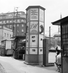 Magyarország, Budapest VIII.,Budapest IX., Kálvin tér a Múzeum utca és a Baross utca közötti tűzfal előtt. A Fővárosi Moziüzemi Vállalat (FŐMO) által forgalmazott film hirdetése mögött, balra az Állami Biztosító központi épülete, jobbra a református templom., 1970, FŐFOTÓ, Budapest, Fortepan #214691