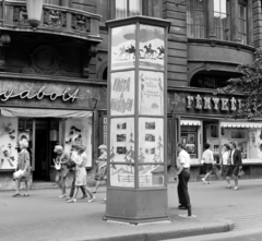 Magyarország, Budapest VII., Erzsébet (Lenin) körút, a 30-as számú ház előtt a Fővárosi Moziüzemi Vállalat (FŐMO) által forgalmazott film hirdetése., 1970, FŐFOTÓ, Budapest, Fortepan #214693