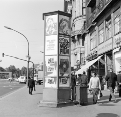 Magyarország, Budapest VII., Károly (Tanács) körút az Erzsébet (Engels) tér felé nézve, jobbra a Király (Majakovszkij) utca torkolata. Előtérben a Fővárosi Moziüzemi Vállalat (FŐMO) által forgalmazott film hirdetése., 1970, FŐFOTÓ, Budapest, Fortepan #214694