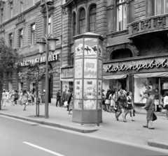 Magyarország, Budapest VII., Erzsébet (Lenin) körút, a 30-as számú ház előtt a Fővárosi Moziüzemi Vállalat (FŐMO) által forgalmazott film hirdetése., 1970, FŐFOTÓ, Budapest, Fortepan #214695