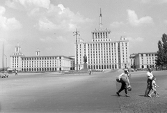 Románia, Bukarest, Piața Presei Libere, a Szabad Sajtó háza, a volt Scînteia-ház., 1961, Gyöngyi, szobor, Lenin-ábrázolás, lámpaoszlop, szocreál, Fortepan #2147