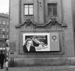 Magyarország, Budapest VI.,Budapest XIII., a Westend-ház oldal homlokzata a Nyugati (Marx) téri bejárat mellett, balra a háttérben a Nyugati (Marx) tér 4-es számú ház. A Fővárosi Moziüzemi Vállalat (FŐMO) által forgalmazott film plakátja., 1970, FŐFOTÓ, Budapest, Fortepan #214724