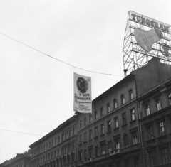 Magyarország, Budapest VI., Teréz (Lenin) körút az Oktogonnál (November 7. térnél). A Fővárosi Moziüzemi Vállalat (FŐMO) által forgalmazott film hirdetése., 1970, FŐFOTÓ, Budapest, Fortepan #214725