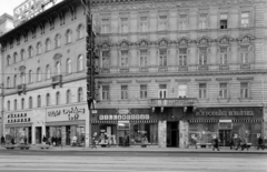 Magyarország, Budapest VIII., a Baross tér 1. és a Rákóczi út 75-ös számú ház., 1970, FŐFOTÓ, Budapest, élelmiszerbolt, fodrászat, Keravill, virágbolt, villamossági szaküzlet, Fortepan #214726