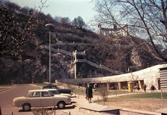 Magyarország, Budapest I., Erzsébet híd budai hídfő, szemben a Szent Gellért szobor és lépcső., 1974, Fortepan, színes, német gyártmány, Trabant-márka, szovjet gyártmány, GAZ-márka, ősz, Wartburg-márka, telefonfülke, Wartburg 353, Budapest, UFO-lámpa, Fortepan #21473