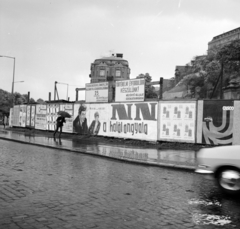 Hungary, Budapest I., Clark Ádám tér az Alagút előtt, balra a Lánchíd utca. A palánkon a Fővárosi Moziüzemi Vállalat (FŐMO) által forgalmazott film plakátja., 1970, FŐFOTÓ, Budapest, Fortepan #214737