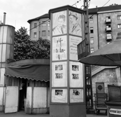 Hungary, Budapest II.,Budapest I., Széll Kálmán (Moszkva) tér, a Fővárosi Moziüzemi Vállalat (FŐMO) által forgalmazott film hirdetése a Várfok utcához vezető felüljárónál. Háttérben a Vérmező út házai., 1970, FŐFOTÓ, Budapest, Fortepan #214738