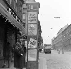 Hungary, Budapest VII., Thököly út, a Fővárosi Moziüzemi Vállalat (FŐMO) által forgalmazott filmek hirdetőoszlopa a 24-es számú ház előtt., 1970, FŐFOTÓ, Budapest, Fortepan #214744