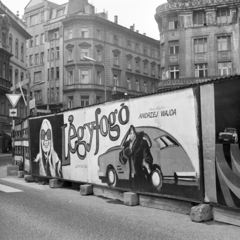 Hungary, Budapest V., Szervita (Martinelli) tér, a parkoló- és irodaház építkezése. Háttérben balra a Kristóf tér, középen a Bécsi utca, jobbra a Fehér Hajó utca. A palánkon a Fővárosi Moziüzemi Vállalat (FŐMO) által forgalmazott film plakátja., 1970, FŐFOTÓ, Budapest, Fortepan #214745