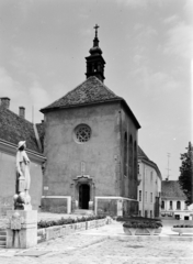 Hungary, Székesfehérvár, Arany János utca, Szent Anna-kápolna, előtte Kálmáncsehi Domonkos prépost szobra (Ohmann Béla, 1938.), 1970, FŐFOTÓ, Fortepan #214749