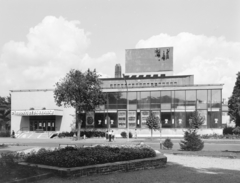 Hungary, Eger, Hatvani kapu (Lenin) tér 4. Gárdonyi Géza Színház. Fent a zsinórpadlás homlokzatán Kiss Kovács Gyula rézdomborítása (1963)., 1970, FŐFOTÓ, theater, Fortepan #214750