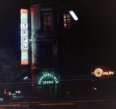 Hungary, Budapest VIII., József körút 50. a Harminckettesek tere felől, a VOLÁN 1. sz. Vállalat Fuvarvállaló Irodája., 1970, FŐFOTÓ, Budapest, office, night, neon sign, Fortepan #214777