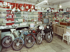 1970, FŐFOTÓ, MZ-brand, Riga-brand, light, shop interior, radio, TV, vacuum flask, shelf, kitchen stool, motorcycle, Fortepan #214778