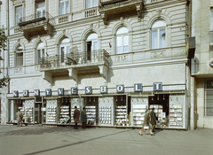 Hungary, Budapest VII., Baross tér 22., Rottenbiller utca sarok., 1970, FŐFOTÓ, Budapest, Show window, building, window, pedestrian, book store, Fortepan #214782