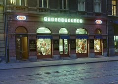 Hungary, Budapest VIII., Üllői út 12., a Munkaruházati Kereskedelmi Vállalat kisáruháza., 1970, FŐFOTÓ, Budapest, Show window, shop, label, store, working clothes, pavement, Fortepan #214787