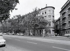 Hungary, Budapest VI., Bajcsy-Zsilinszky út 25., jobbra a Zichy Jenő utca torkolta., 1970, FŐFOTÓ, Budapest, balcony, window, wood, cornerhouse, street view, pedestrian, Fortepan #214792