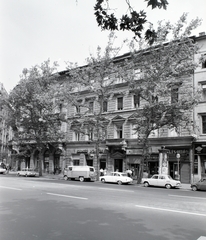 Hungary, Budapest VI., Bajcsy-Zsilinszky út 29. és 27., balra Dessewffy utca torkolata., 1970, FŐFOTÓ, Budapest, building, shop, wood, Fortepan #214793