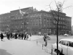 Hungary, Budapest VI., Oktogon (November 7. tér) 2., Abbázia kávéház. Balra a Teréz (Lenin) körút, jobbra az Andrássy út (Népköztársaság útja)., 1970, FŐFOTÓ, Budapest, Fortepan #214802