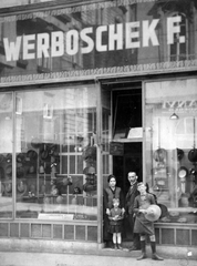 Hungary, Budapest V., Irányi utca 5., 1932, Nagy Csilla, hat, family, shop, sign-board, Budapest, hat in hand, Fortepan #21482