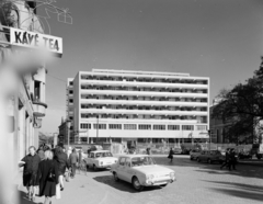 Hungary, Kecskemét, Szabadság tér, szemben az 5-ös számú OTP-ház., 1970, FŐFOTÓ, automobile, pedestrian, house, Fortepan #214825