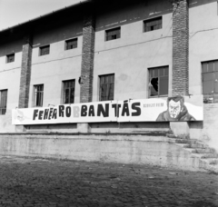 Hungary, Budapest VIII., Orczy tér, Józsefvárosi pályaudvar. A Fővárosi Moziüzemi Vállalat (FŐMO) által forgalmazott film plakátja., 1970, FŐFOTÓ, Budapest, movie poster, Fortepan #214832