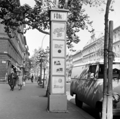 Hungary, Budapest VIII., József körút a Scheiber Sándor (Bérkocsis) utca felé nézve. Előtérben a 29-es számú ház előtt a Fővárosi Moziüzemi Vállalat (FŐMO) által forgalmazott filmek hirdetőoszlopa., 1970, FŐFOTÓ, Budapest, ad pillar, Fortepan #214833