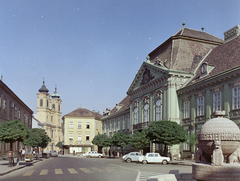 Magyarország, Székesfehérvár, Városház (Szabadság) tér, jobbra az Országalma (Ohmann Béla, 1943.), mögötte a Püspöki palota, szemben a Nepomuki Szent János-templom., 1970, FŐFOTÓ, Fortepan #214854