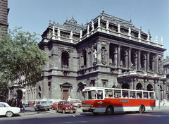 Magyarország, Budapest V., Andrássy út (Népköztársaság útja), a Magyar Állami Operaház épülete (Ybl Miklós, 1884.), 1970, FŐFOTÓ, autóbusz, Ikarus-márka, Ibusz, Volán-szervezet, Budapest, Ikarus 556, Ford Taunus P6, Renault 8, Peugeot 203, Fortepan #214860