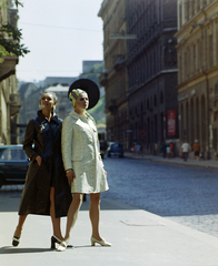 Magyarország, Budapest I., Fő utca a Jégverem utca kereszteződésénél. Takács Zsuzsa és Bodó Sztenya manökenek., 1970, FŐFOTÓ, Budapest, divatfotó, Fortepan #214880