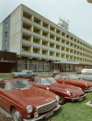 Magyarország, Budapest IX., Ferde utca 1., Hotel Aero., 1970, FŐFOTÓ, színes, Volkswagen-márka, Volkswagen Typ3, Jaguar-márka, Ford Mustang, Budapest, Jaguar E-type, Volvo P1800, Fortepan #214884