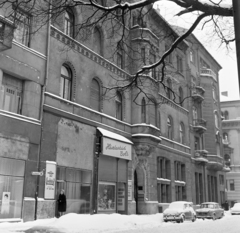 Magyarország, Budapest I., Szilágyi Dezső tér 3., jobbra a Székely utca és Fő utca sarkán álló ház., 1971, FŐFOTÓ, hó, buszmegálló, háztartási bolt, Budapest, Fortepan #214944