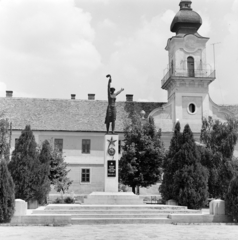 Magyarország, Nagykőrös, Szabadság tér, Szabadság szobor (később Fáklyavivő) Somogyi Árpád 1969-ben felavatott alkotása. Háttérben a Városháza., 1971, FŐFOTÓ, Fortepan #214962