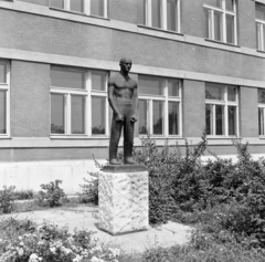 Magyarország, Vecsés, Halmy József (Kun Béla) tér 1., a 4. sz Kun Béla Téri Általános Iskola (később Halmi Telepi Általános Iskola) előtt Goldmann György 1968-ban felállított Munkás című szobra., 1971, FŐFOTÓ, Fortepan #214969