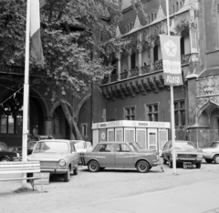 Magyarország, Városliget,Budapesti Nemzetközi Vásár, Budapest XIV., Vajdahunyad vára, személygépjárművek kiállítása a történelmi főcsoport gótikus épületegyüttese előtt., 1971, FŐFOTÓ, Budapest, Fortepan #214985