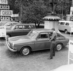 Magyarország, Városliget,Budapesti Nemzetközi Vásár, Budapest XIV., a kiállított személygépkocsik között az Alpár Ignác-szobor talapzata látszik., 1971, FŐFOTÓ, Volkswagen-márka, Volkswagen Typ3, Budapest, Fortepan #214989