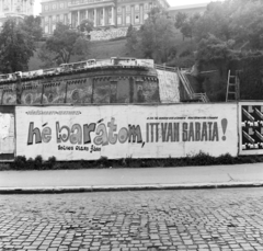 Magyarország, Budapest I., Clark Ádám tér az Alagút előtt, háttérben a Budavári Palota (korábban Királyi Palota). A palánkon a Fővárosi Moziüzemi Vállalat (FŐMO) által forgalmazott film plakátja., 1971, FŐFOTÓ, Budapest, Fortepan #215008