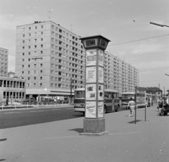 Magyarország, Óbuda, Budapest III., Szentendrei út, a Fővárosi Moziüzemi Vállalat (FŐMO) által forgalmazott filmek hirdetőoszlopa a Miklós utcai autóbusz-végállomáson., 1971, FŐFOTÓ, gyógyszertár, Budapest, Fortepan #215016