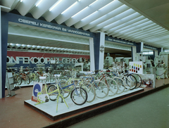 Magyarország, Városliget,Budapesti Nemzetközi Vásár, Budapest XIV., a Csepeli Kerékpár- és Varrógépgyár standja., 1971, FŐFOTÓ, Budapest, színes, kerékpár, kiállítás, Fortepan #215024