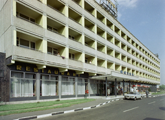 Magyarország, Budapest IX., Ferde utca 1., Hotel Aero., 1971, FŐFOTÓ, színes, szálloda, BMW-márka, BMW 2000C/CS, Budapest, Fortepan #215039