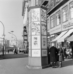 Hungary, Budapest VI., Károly (Tanács) körút az Erzsébet (Engels) tér felé nézve, a Fővárosi Moziüzemi Vállalat (FŐMO) által forgalmazott film hirdetése., 1971, FŐFOTÓ, Budapest, Fortepan #215194