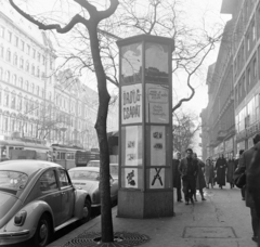 Hungary, Budapest VII., Erzsébet (Lenin) körút a Dohány utca felé nézve. Előtérben a Fővárosi Moziüzemi Vállalat (FŐMO) által forgalmazott film hirdetése., 1971, FŐFOTÓ, Budapest, Fortepan #215197