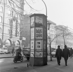 Hungary, Budapest VII., Erzsébet (Lenin) körút, a Fővárosi Moziüzemi Vállalat (FŐMO) által forgalmazott film hirdetése, a túloldalon a 27-es számú ház a Wesselényi utca sarkon., 1971, FŐFOTÓ, Budapest, Fortepan #215198