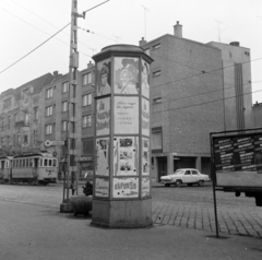 Hungary, Budapest IV., Árpád út az István (Bajcsy-Zsilinszky) út felé nézve, jobbra a Mártírok útja torkolata. Előtérben a Fővárosi Moziüzemi Vállalat (FÖMO) által forgalmazott film hirdetése., 1971, FŐFOTÓ, Budapest, Fortepan #215201