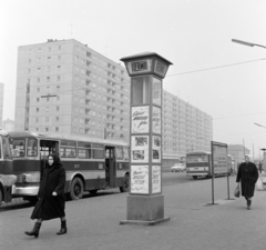 Hungary, Óbuda, Budapest III., Szentendrei út, a Fővárosi Moziüzemi Vállalat (FŐMO) által forgalmazott filmek hirdetőoszlopa a Miklós utcai autóbusz végállomáson., 1971, FŐFOTÓ, Budapest, Fortepan #215204