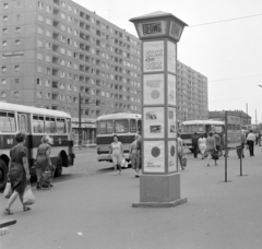 Hungary, Óbuda, Budapest III., Szentendrei út, a Fővárosi Moziüzemi Vállalat (FŐMO) által forgalmazott filmek hirdetőoszlopa a Miklós utcai autóbusz végállomáson., 1971, FŐFOTÓ, Budapest, Fortepan #215205